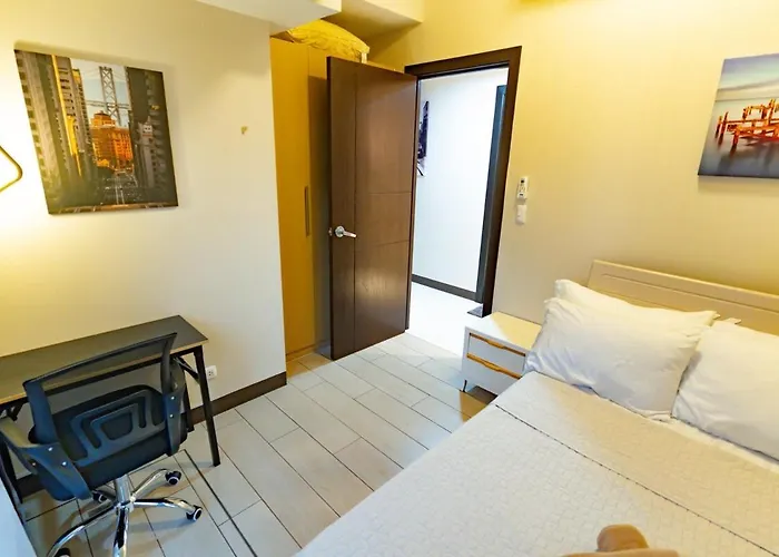 Spacious 3br In Uptown Bgc With King Size Bed, Near Malls And Restaurants