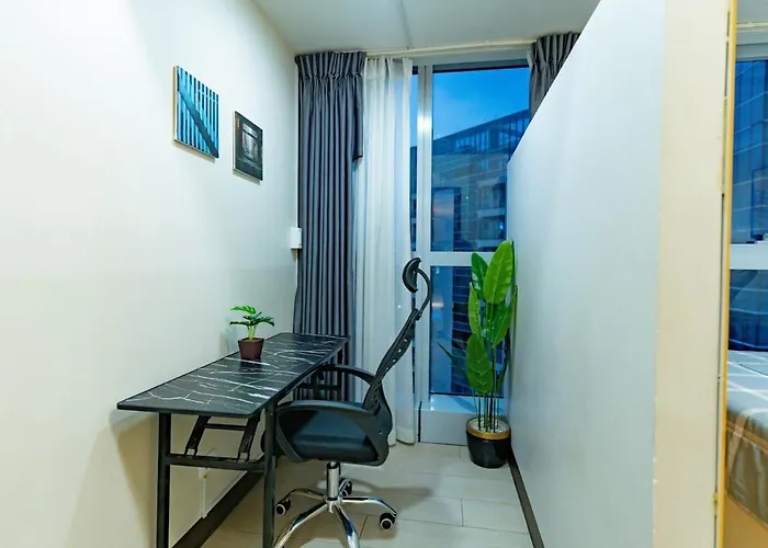 Spacious 3br In Uptown Bgc With King Size Bed, Near Malls And Restaurants