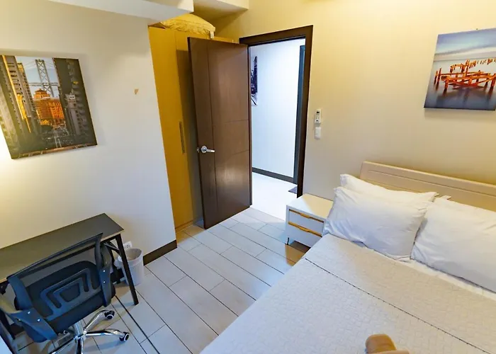Spacious 3br In Uptown Bgc With King Size Bed, Near Malls And Restaurants