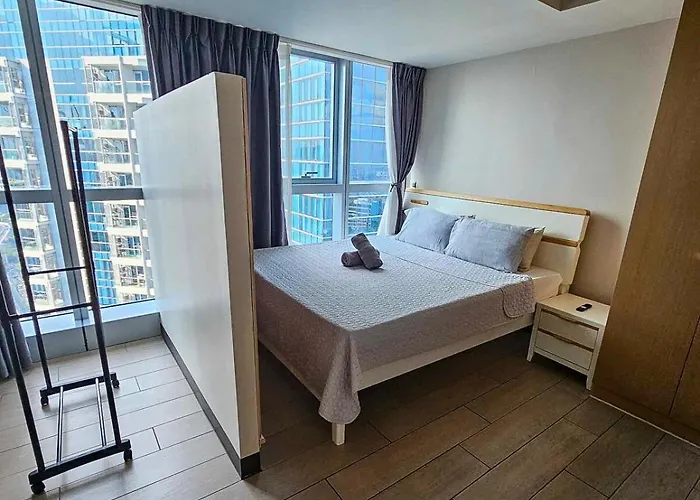 Spacious 3br In Uptown Bgc With King Size Bed, Near Malls And Restaurants