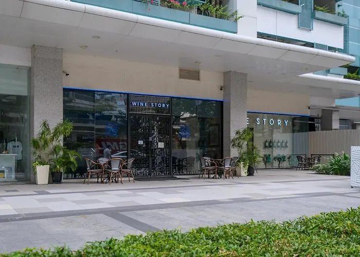 Spacious 3br In Uptown Bgc With King Size Bed, Near Malls And Restaurants