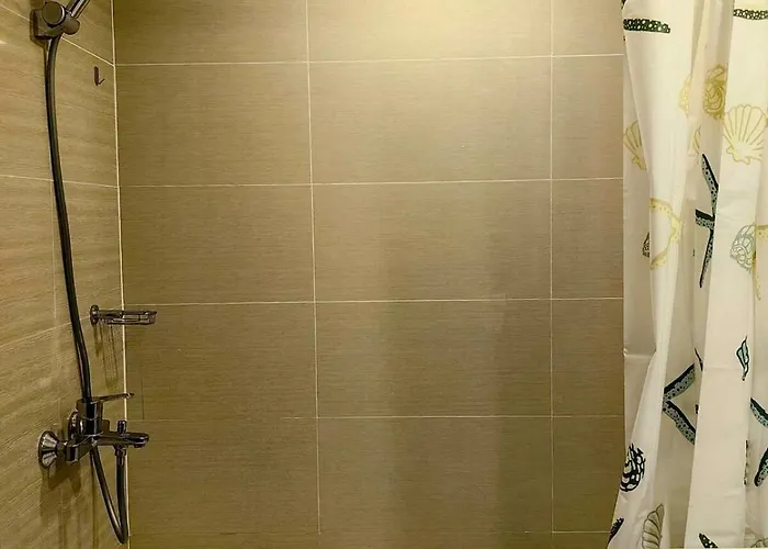 Spacious 3br In Uptown Bgc With King Size Bed, Near Malls And Restaurants